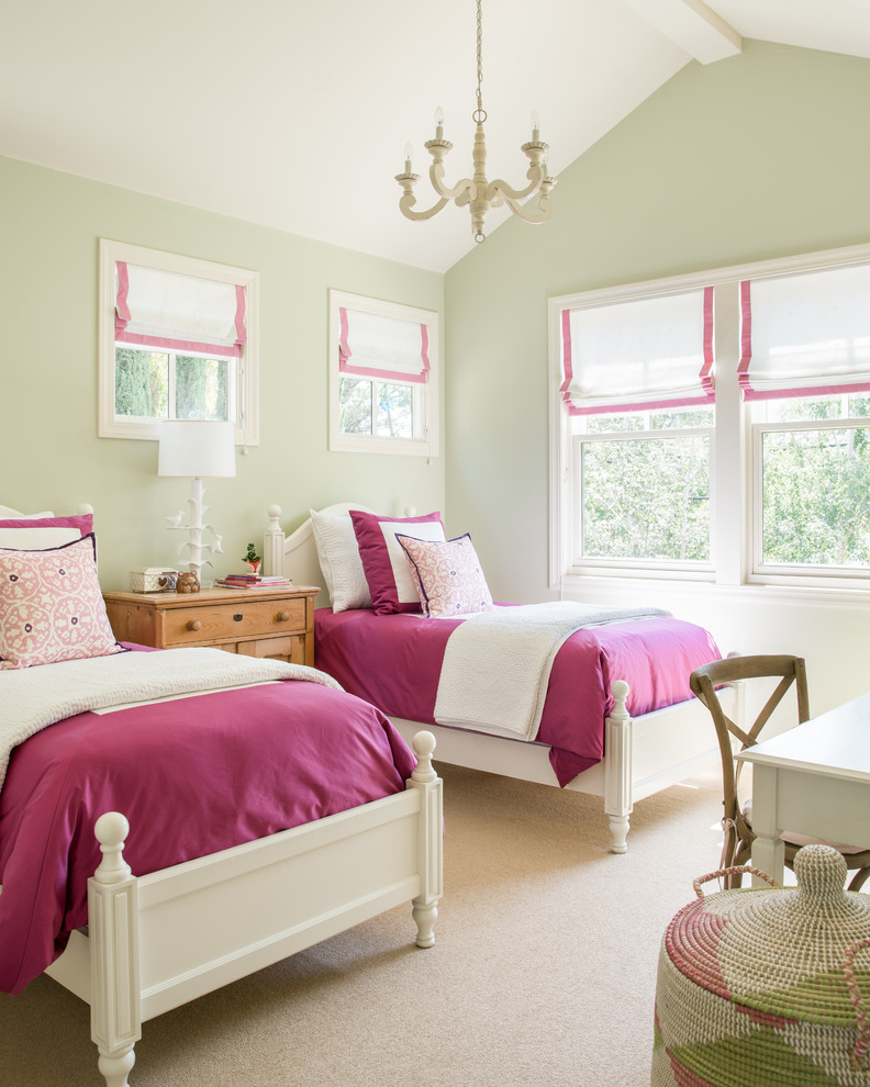 Ejemplo de dormitorio infantil de 4 a 10 años tradicional de tamaño medio con paredes verdes, moqueta y suelo beige