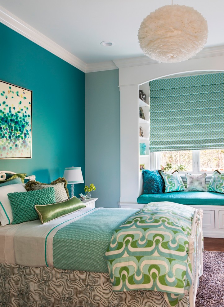 Imagen de dormitorio infantil clásico renovado de tamaño medio con paredes azules