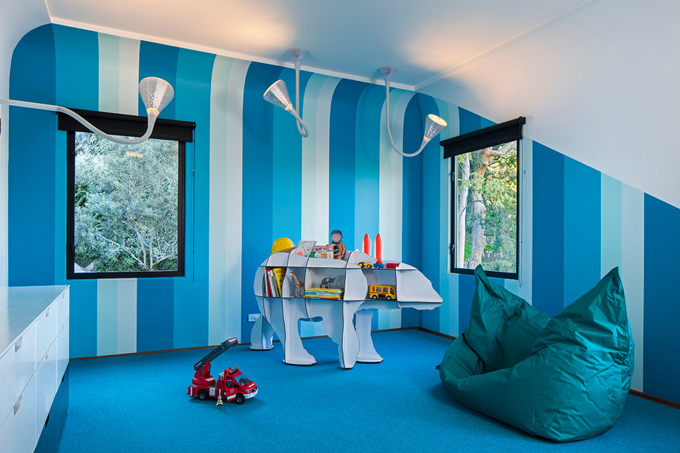 Modernes Kinderzimmer mit Spielecke, blauer Wandfarbe, Teppichboden und blauem Boden in Los Angeles