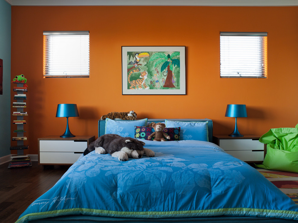 Inspiration pour une chambre d'enfant bohème avec un mur orange.