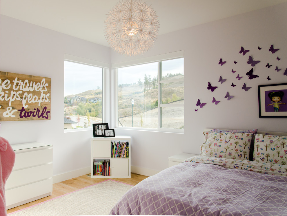Exemple d'une chambre d'enfant de 4 à 10 ans moderne de taille moyenne avec un mur blanc, parquet clair et un sol marron.