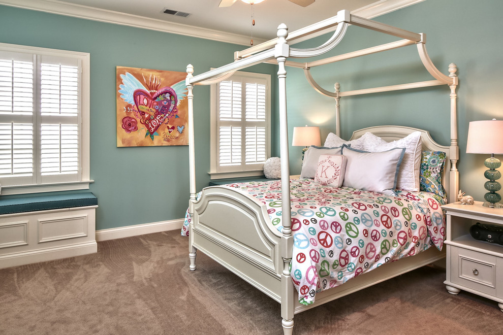 Пример оригинального дизайна: детская в классическом стиле с спальным местом, синими стенами и ковровым покрытием для девочки