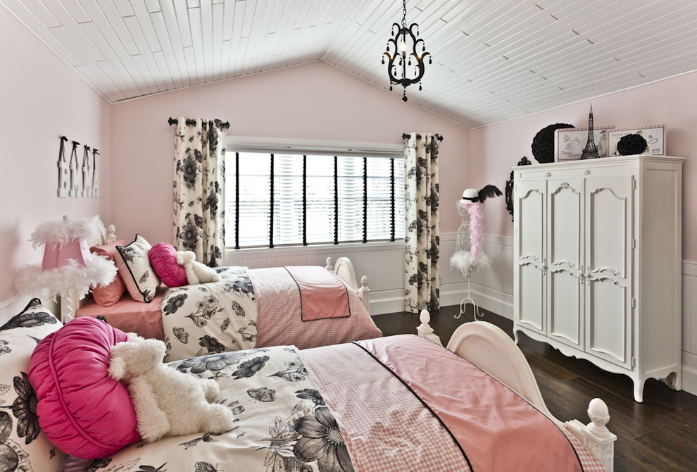 Imagen de habitación de niña actual con paredes rosas