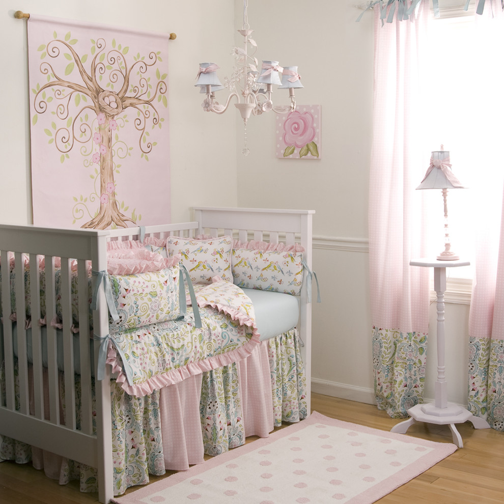 Klassisk inredning av ett barnrum kombinerat med sovrum, med vita väggar och ljust trägolv