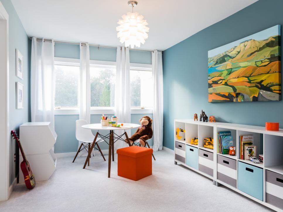 Réalisation d'une grande chambre d'enfant de 4 à 10 ans minimaliste avec un mur bleu, moquette et un sol beige.