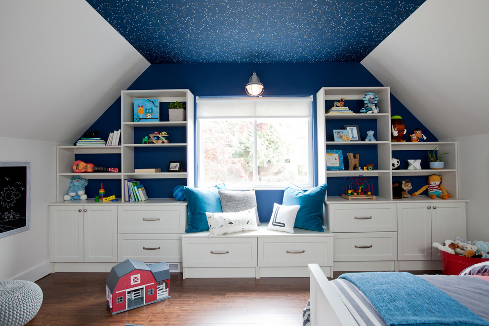 Idee per una cameretta per bambini stile americano di medie dimensioni con pareti blu, pavimento in legno massello medio e pavimento marrone