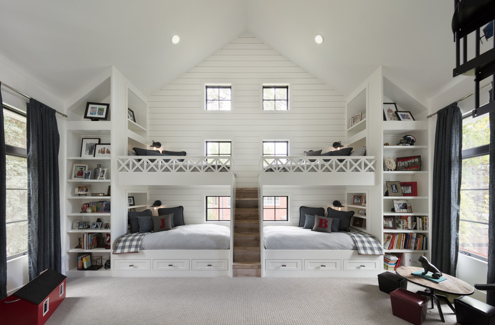 Bild på ett lantligt barnrum kombinerat med sovrum, med vita väggar, heltäckningsmatta och beiget golv