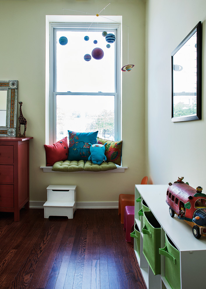 Foto på ett litet vintage könsneutralt barnrum kombinerat med sovrum och för 4-10-åringar, med mörkt trägolv och gröna väggar