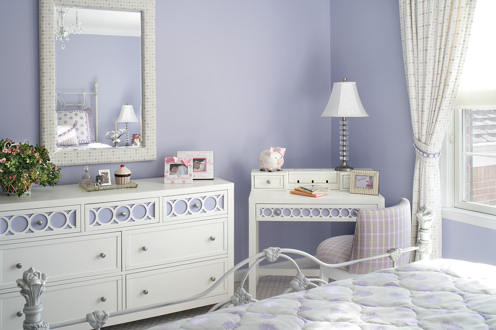 Bild på ett mellanstort eklektiskt flickrum kombinerat med sovrum och för 4-10-åringar, med lila väggar och heltäckningsmatta
