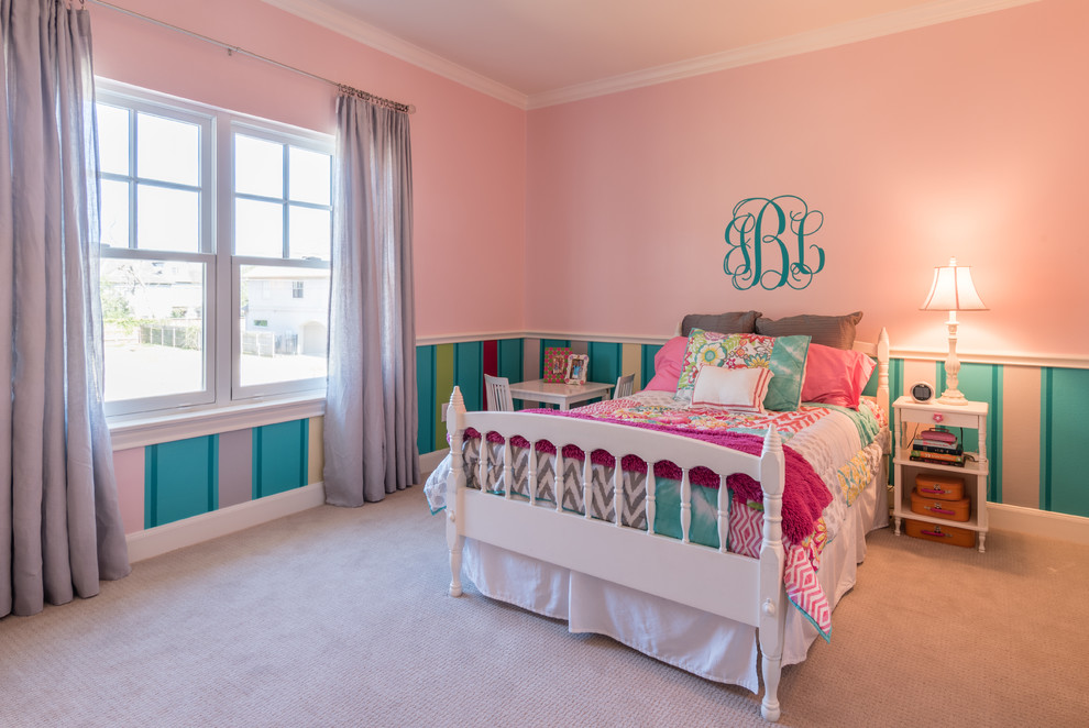 Bild på ett mellanstort vintage flickrum kombinerat med sovrum och för 4-10-åringar, med flerfärgade väggar och heltäckningsmatta