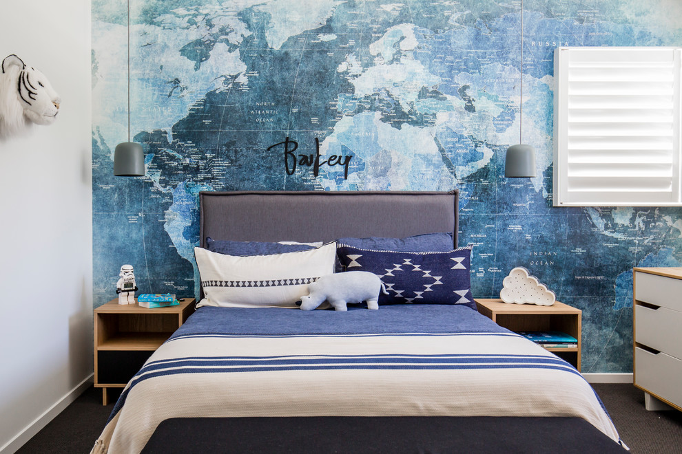 Aménagement d'une chambre d'enfant de 4 à 10 ans contemporaine avec un mur bleu, moquette et un sol gris.