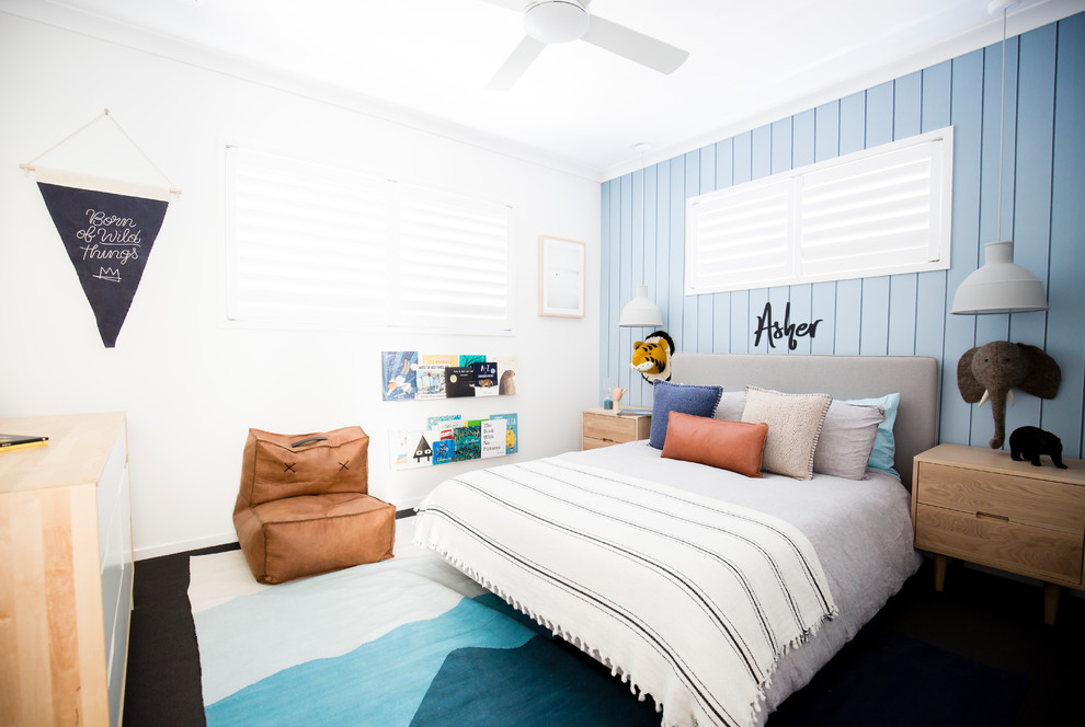 Пример оригинального дизайна: детская в современном стиле с спальным местом, синими стенами, ковровым покрытием и черным полом для ребенка от 4 до 10 лет, мальчика