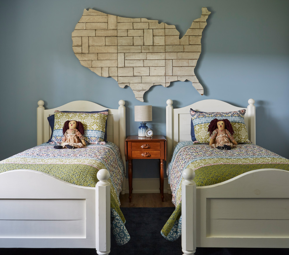 Modelo de dormitorio infantil de 4 a 10 años clásico renovado de tamaño medio con paredes azules, suelo laminado y suelo marrón