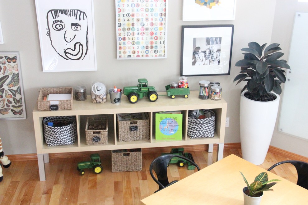 Ejemplo de dormitorio infantil minimalista de tamaño medio con paredes beige y suelo de madera clara