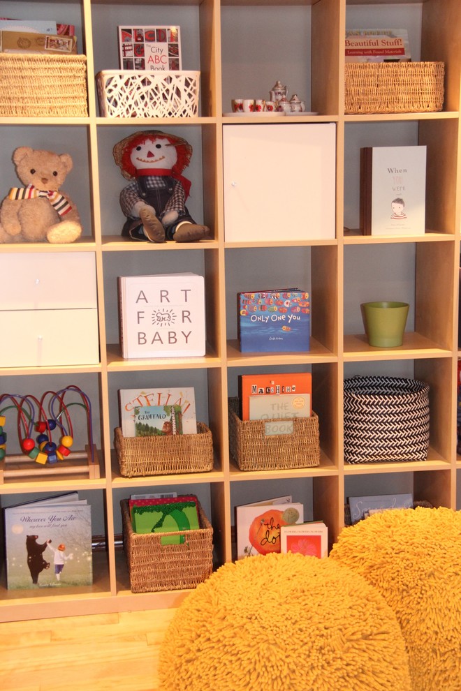 Ispirazione per una cameretta per bambini minimalista di medie dimensioni con pareti beige e parquet chiaro