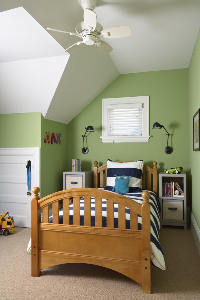 Пример оригинального дизайна: детская в классическом стиле с спальным местом, зелеными стенами, ковровым покрытием и бежевым полом для мальчика