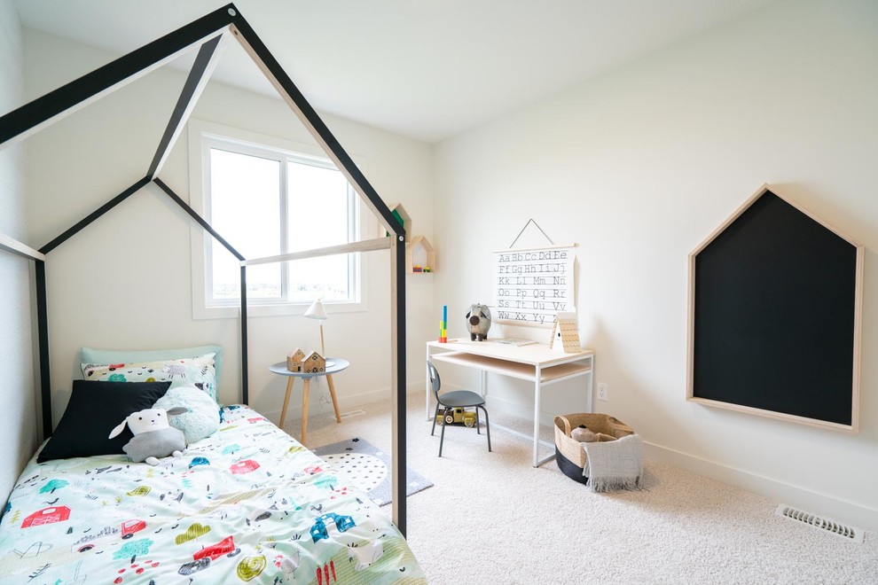 Idee per una cameretta per bambini da 4 a 10 anni scandinava di medie dimensioni con pareti bianche, moquette e pavimento bianco