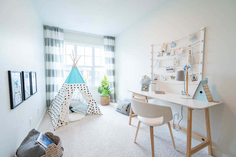 Foto de habitación infantil unisex de 4 a 10 años nórdica de tamaño medio con escritorio, paredes blancas, moqueta y suelo blanco