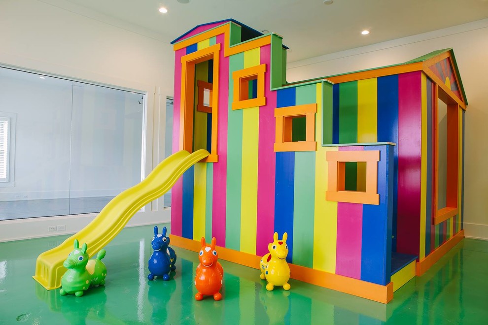 Стильный дизайн: огромная нейтральная детская с игровой в морском стиле с белыми стенами, бетонным полом и зеленым полом - последний тренд