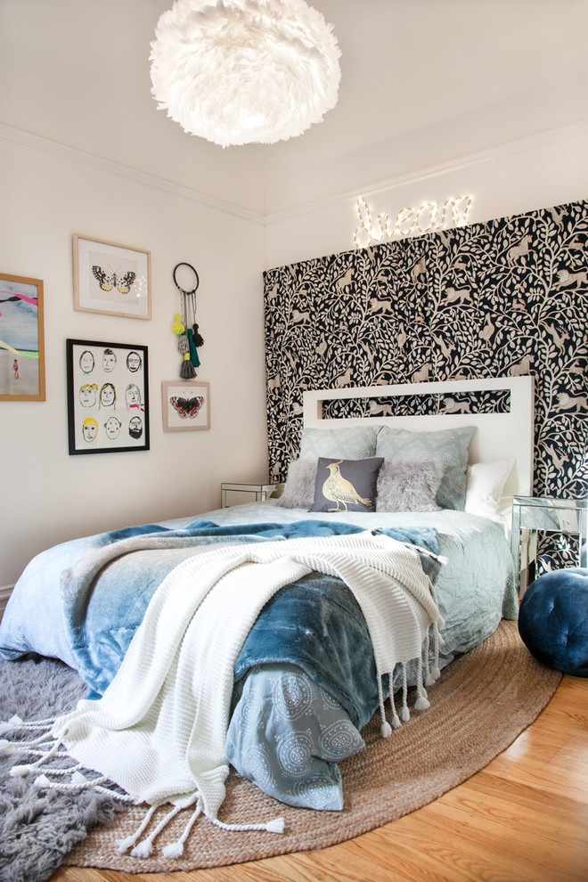 Foto på ett mellanstort funkis barnrum kombinerat med sovrum, med vita väggar, mellanmörkt trägolv och beiget golv