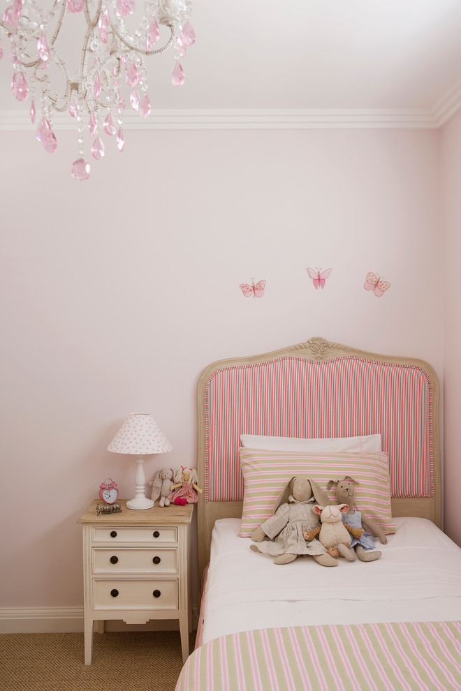 Пример оригинального дизайна: детская в классическом стиле с спальным местом, розовыми стенами и ковровым покрытием для ребенка от 1 до 3 лет, девочки