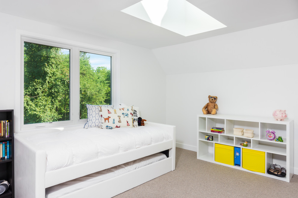 Réalisation d'une chambre d'enfant de 4 à 10 ans minimaliste de taille moyenne avec un mur blanc, moquette et un sol gris.