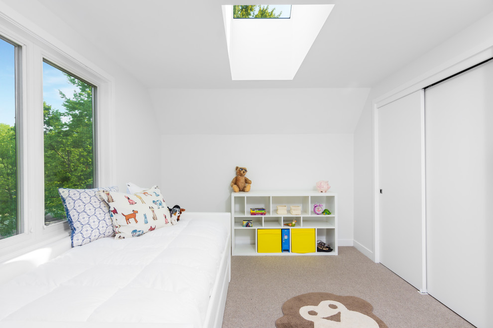 Exempel på ett mellanstort modernt könsneutralt barnrum kombinerat med sovrum och för 4-10-åringar, med vita väggar, heltäckningsmatta och grått golv