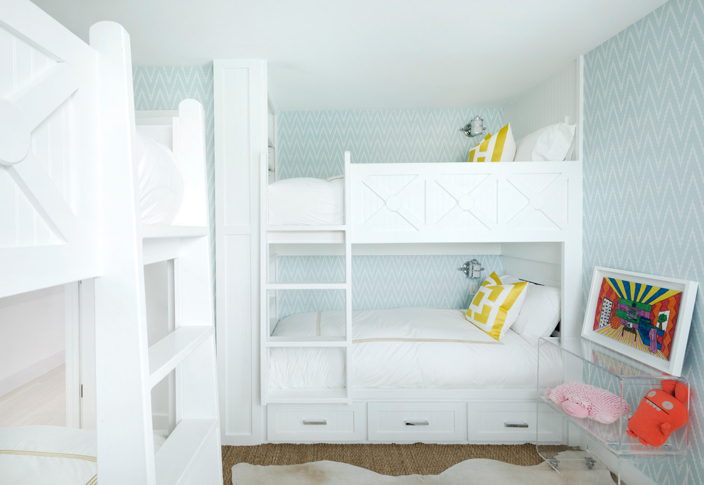 Modelo de dormitorio infantil costero de tamaño medio con paredes multicolor