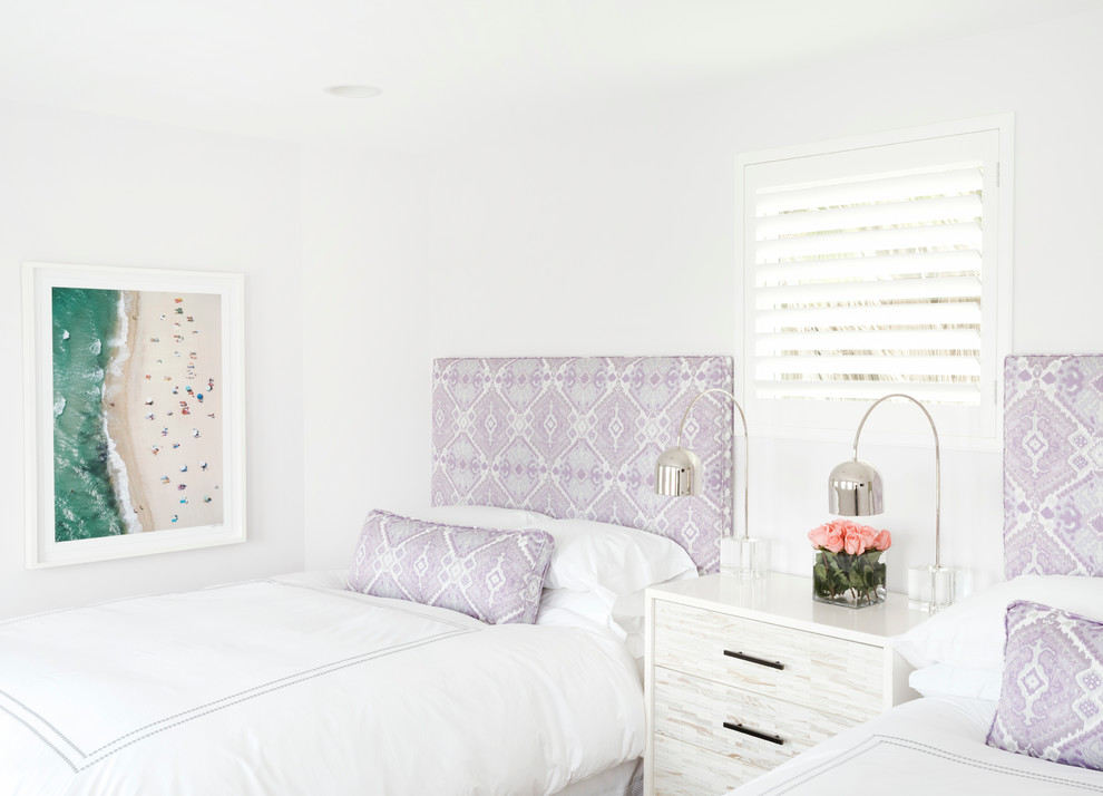 Foto de dormitorio infantil costero de tamaño medio con paredes blancas