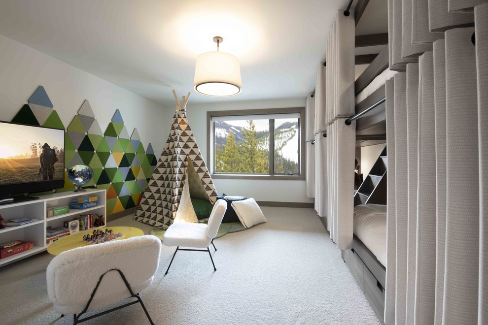 Aménagement d'une chambre d'enfant montagne avec un mur blanc, moquette, un sol blanc et un lit superposé.