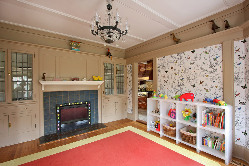 Foto di una grande cameretta per bambini da 4 a 10 anni tradizionale con pareti multicolore, pavimento in legno massello medio e pavimento marrone