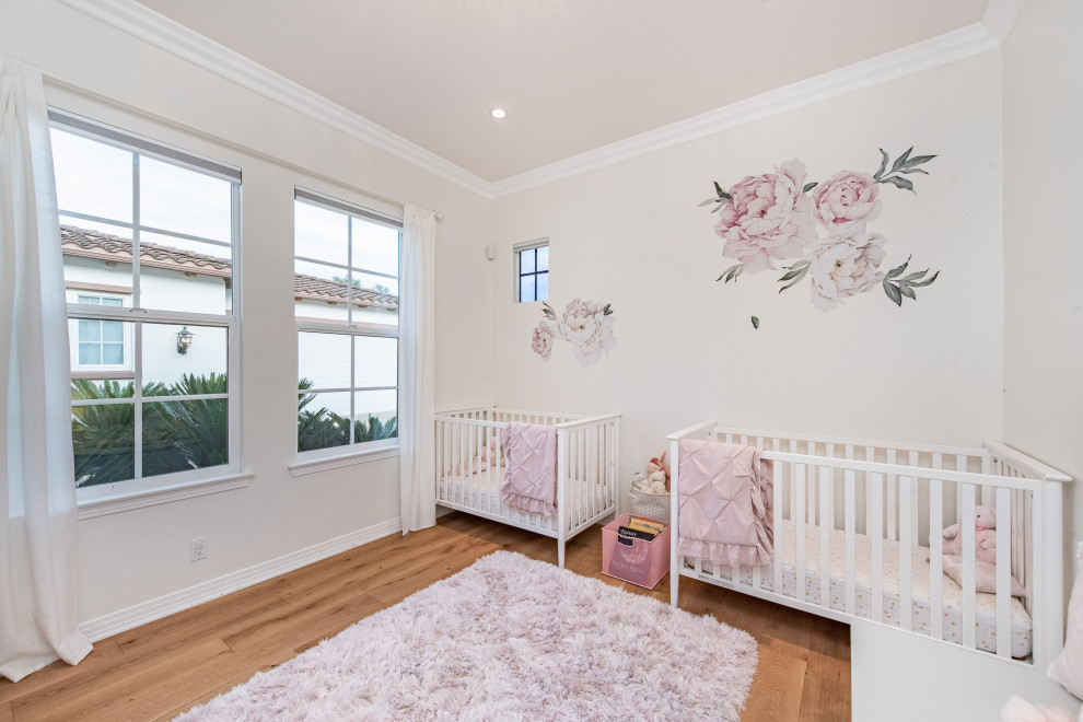 Idéer för mycket stora medelhavsstil barnrum kombinerat med sovrum, med vita väggar, ljust trägolv och beiget golv
