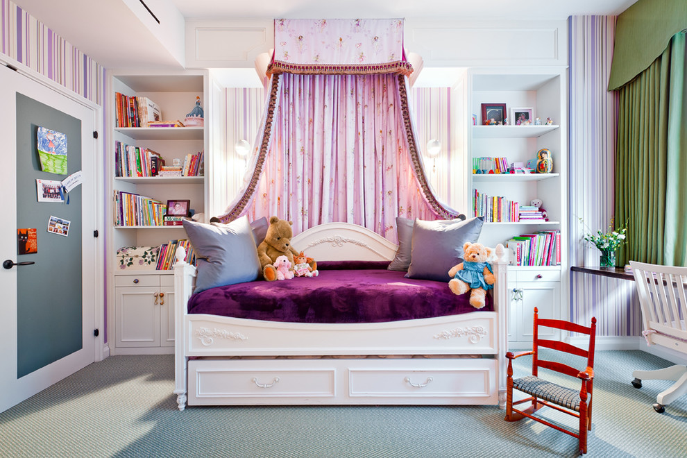 Idée de décoration pour une chambre de fille de 4 à 10 ans tradition avec moquette.