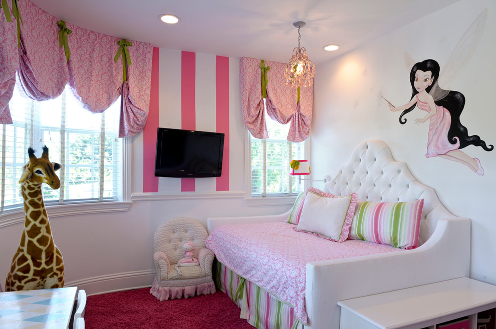 Идея дизайна: детская среднего размера в викторианском стиле с спальным местом, розовыми стенами и ковровым покрытием для ребенка от 1 до 3 лет, девочки
