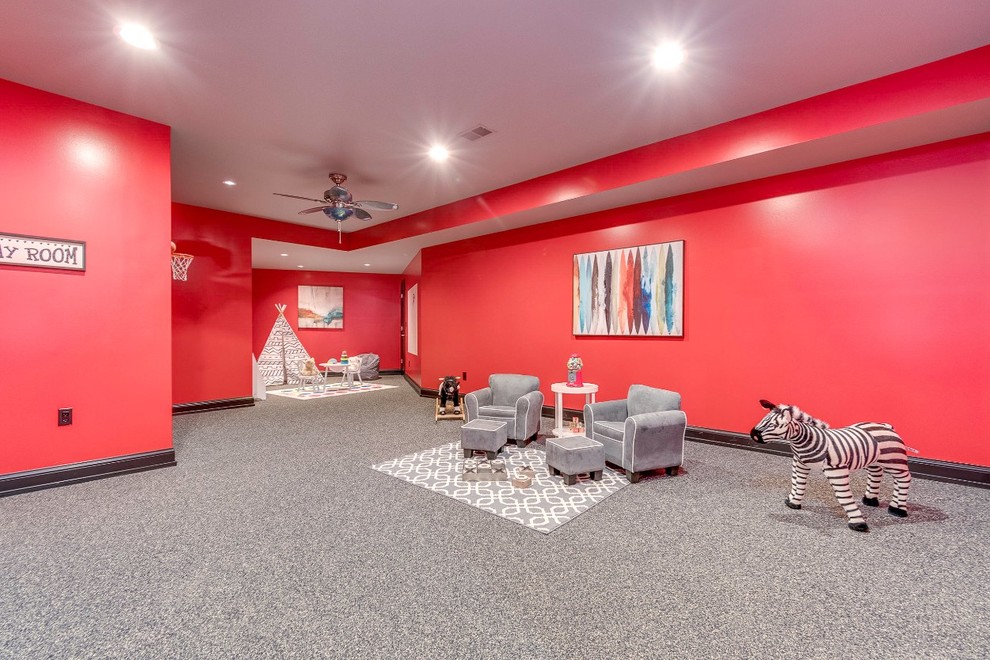 Exemple d'une salle de jeux d'enfant de 4 à 10 ans chic avec un mur rouge.