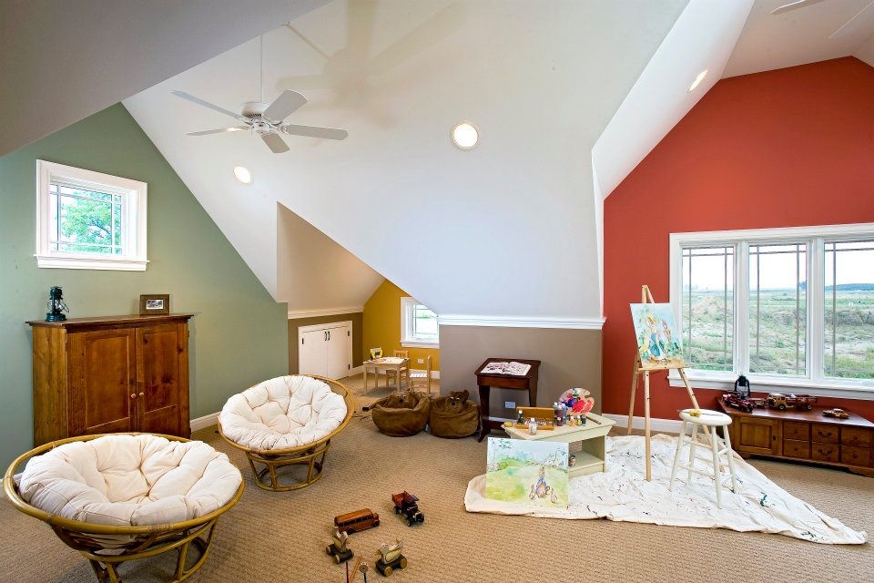 Aménagement d'une grande chambre d'enfant de 4 à 10 ans classique avec moquette et un mur multicolore.