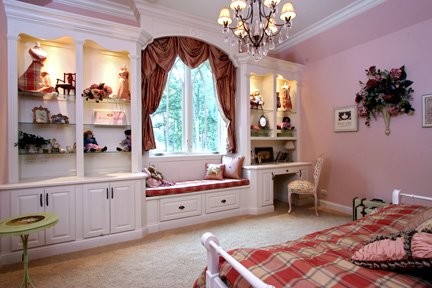 Пример оригинального дизайна: детская среднего размера в классическом стиле с спальным местом, розовыми стенами и ковровым покрытием для девочки