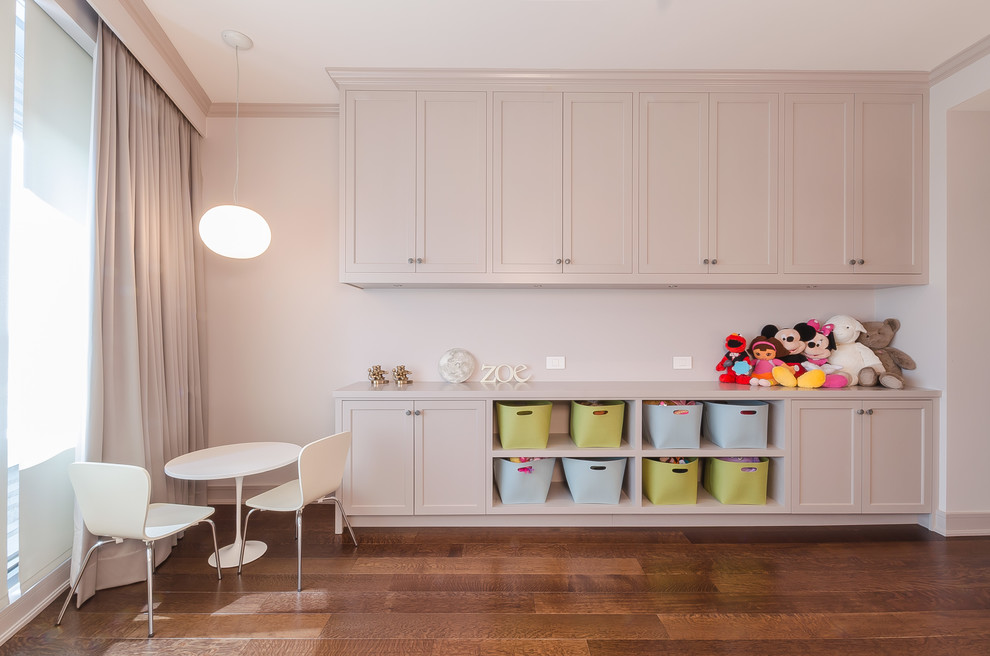 Idee per una cameretta per bambini da 1 a 3 anni chic con pareti rosa e pavimento in legno massello medio