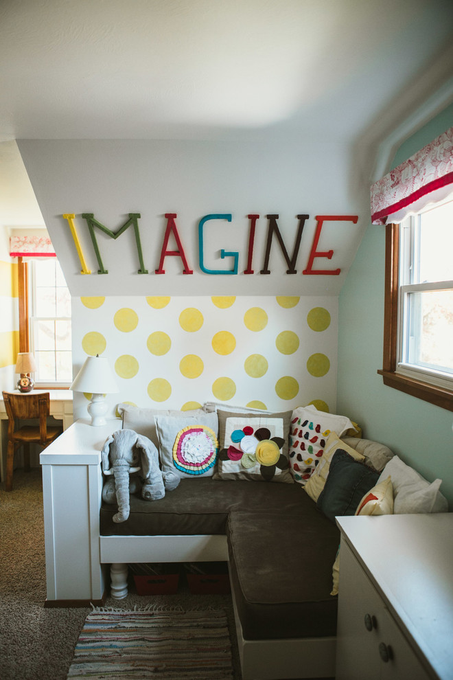 Inspiration för ett mellanstort vintage flickrum kombinerat med sovrum och för 4-10-åringar, med vita väggar, heltäckningsmatta och beiget golv