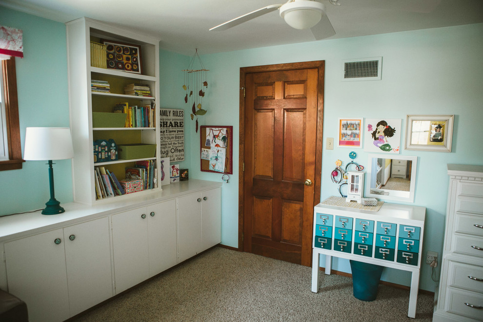 Idee per una cameretta per bambini da 4 a 10 anni tradizionale di medie dimensioni con moquette, pareti bianche e pavimento beige