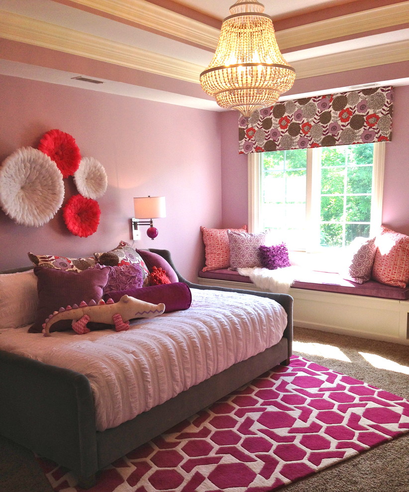 Idée de décoration pour une chambre de fille bohème avec un mur violet.