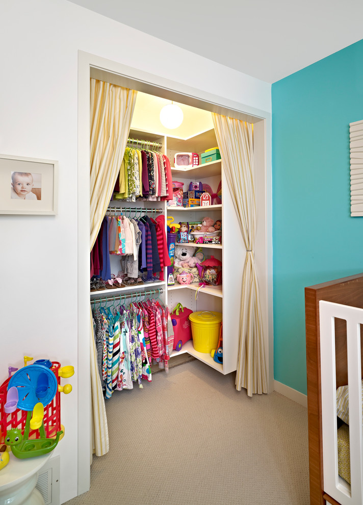 Exempel på ett litet modernt flickrum, med heltäckningsmatta och flerfärgade väggar