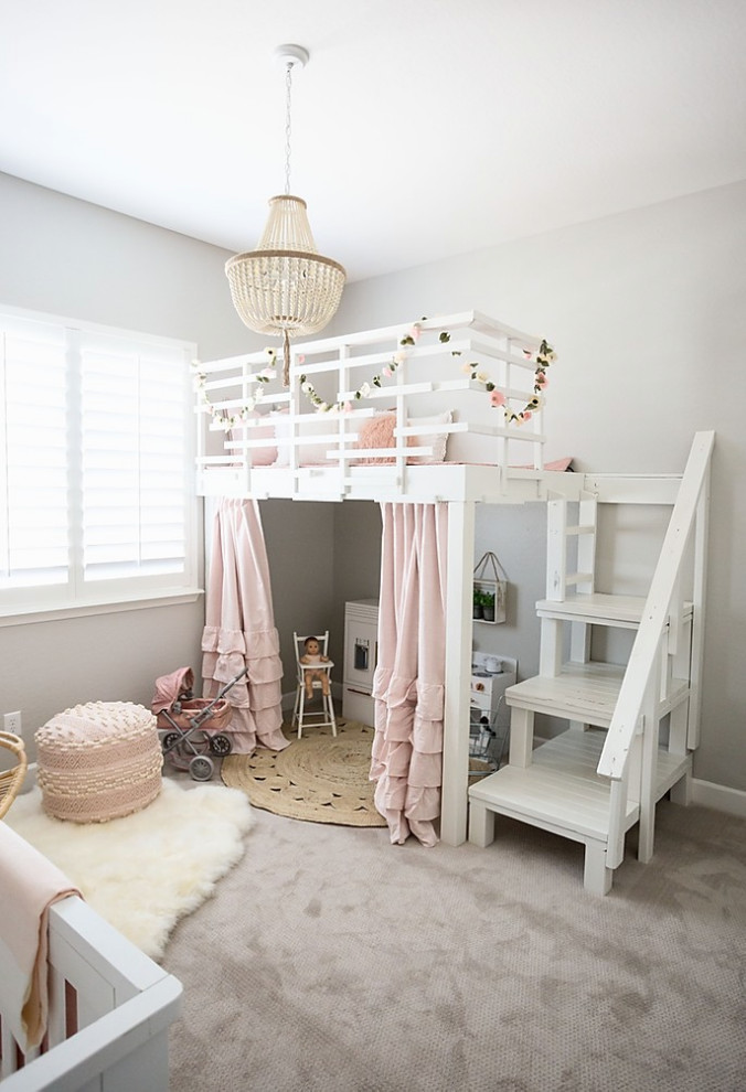 Inspiration pour une chambre de fille de 1 à 3 ans style shabby chic de taille moyenne avec un mur gris, moquette, un sol beige et un bureau.