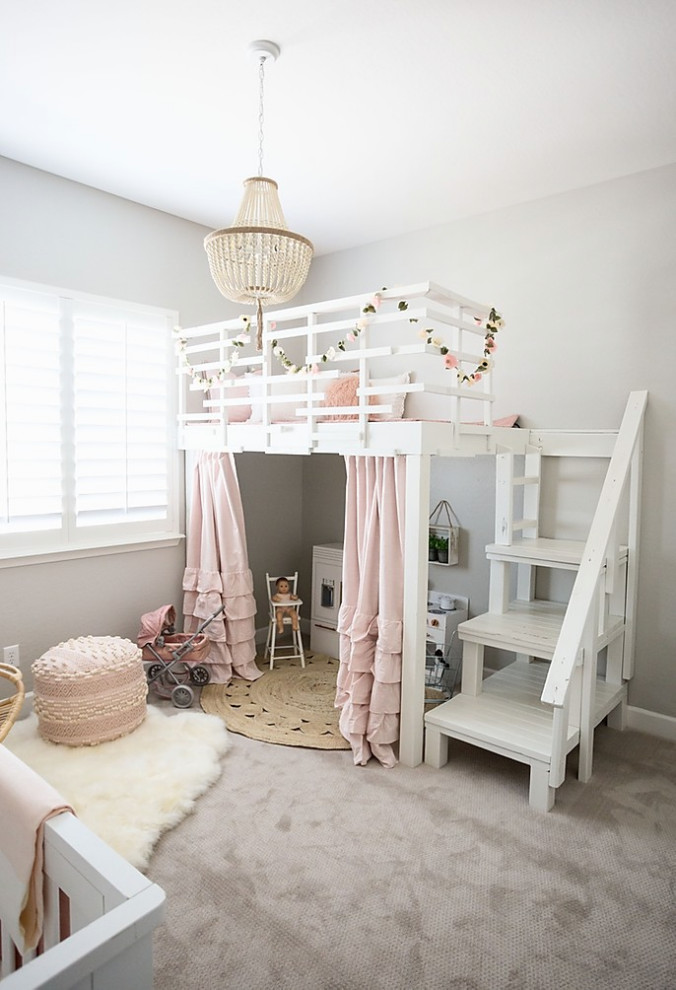 Ispirazione per una cameretta per bambini da 1 a 3 anni stile shabby di medie dimensioni con pareti grigie, moquette e pavimento beige