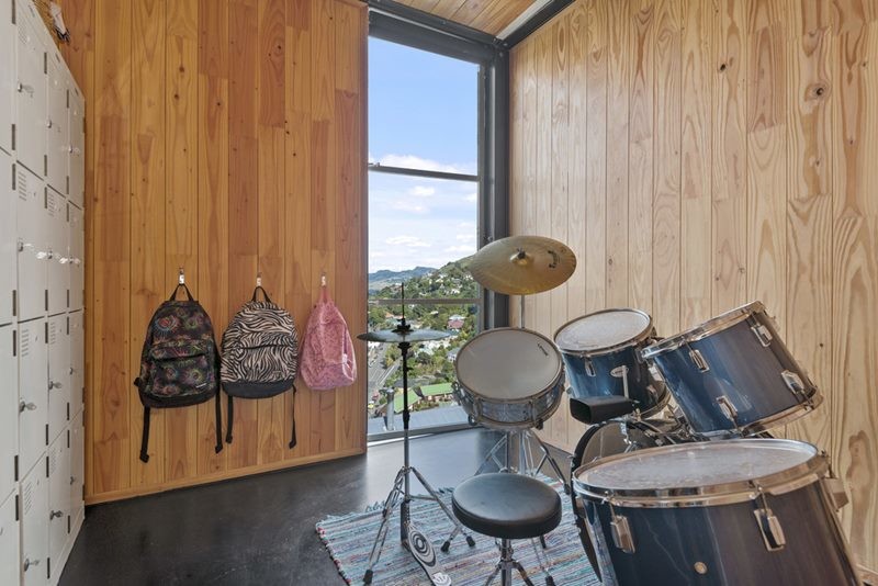 Kleines, Neutrales Eklektisches Kinderzimmer mit Spielecke, brauner Wandfarbe, Betonboden und schwarzem Boden in Christchurch