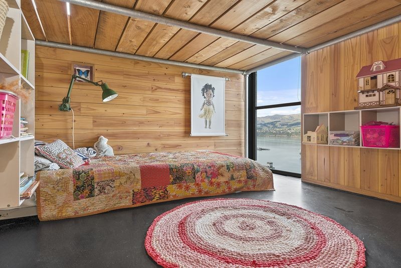 Mittelgroßes Uriges Mädchenzimmer mit Schlafplatz, brauner Wandfarbe, Betonboden und schwarzem Boden in Christchurch