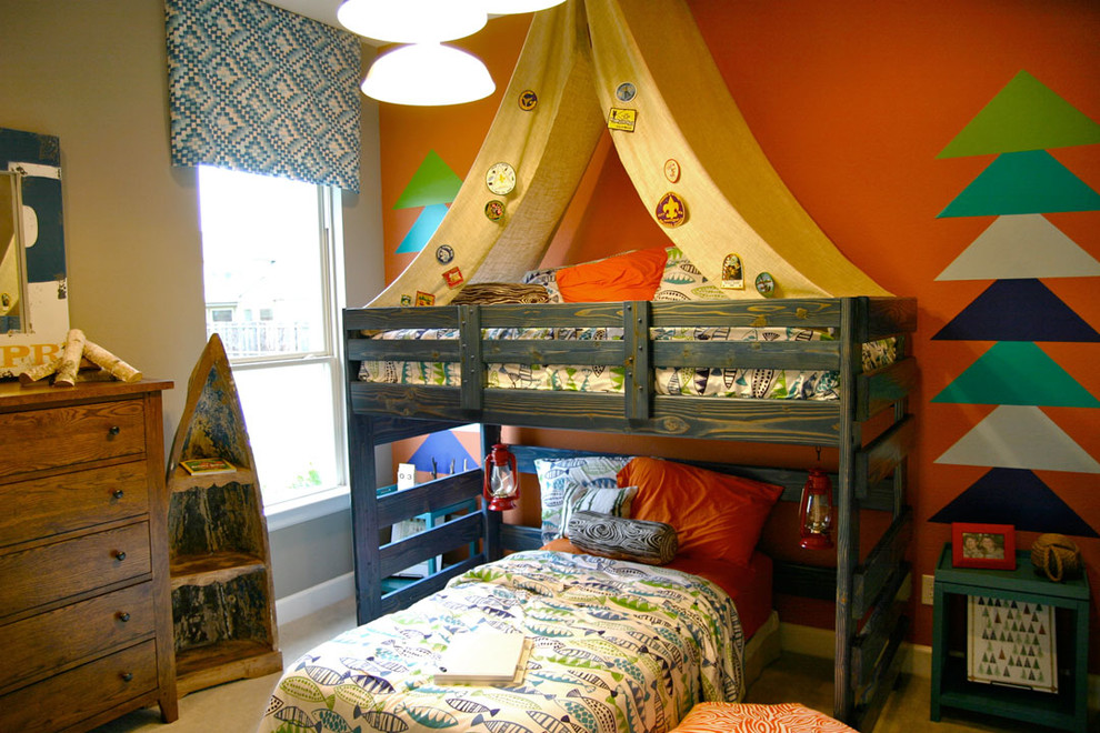 Cette image montre une chambre d'enfant de 4 à 10 ans traditionnelle avec un mur multicolore et un lit superposé.
