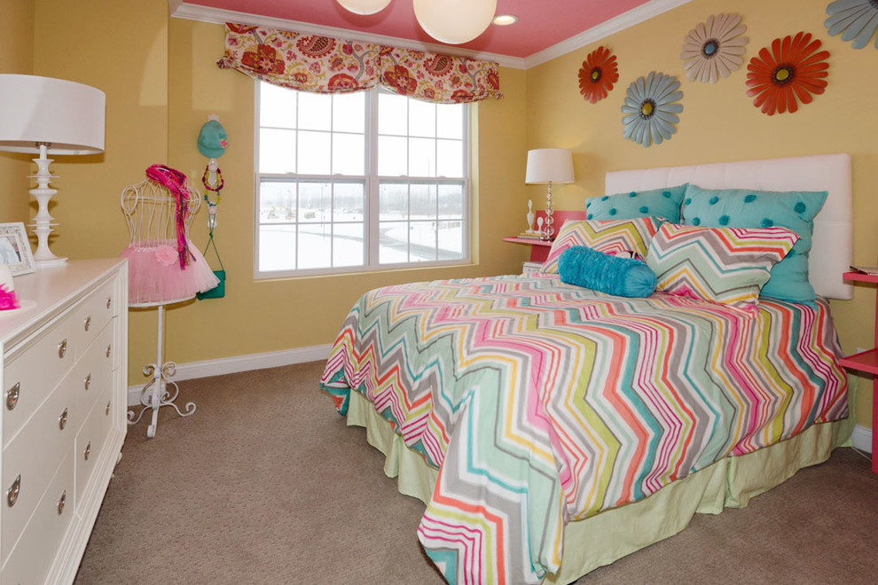 Bild på ett mellanstort funkis flickrum kombinerat med sovrum