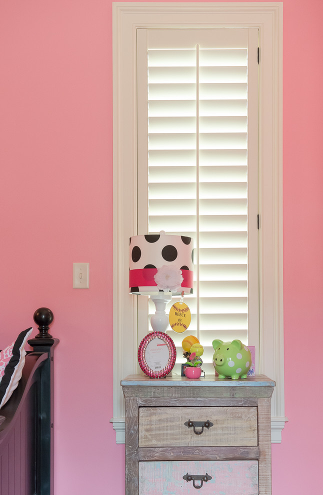 Inspiration för klassiska barnrum kombinerat med sovrum, med rosa väggar
