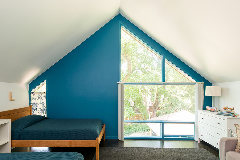 Immagine di una cameretta per bambini moderna con pareti blu, parquet scuro e pavimento nero